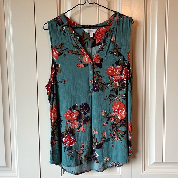 Market & Spruce tank with button trim and pocket - Picture 8 of 9